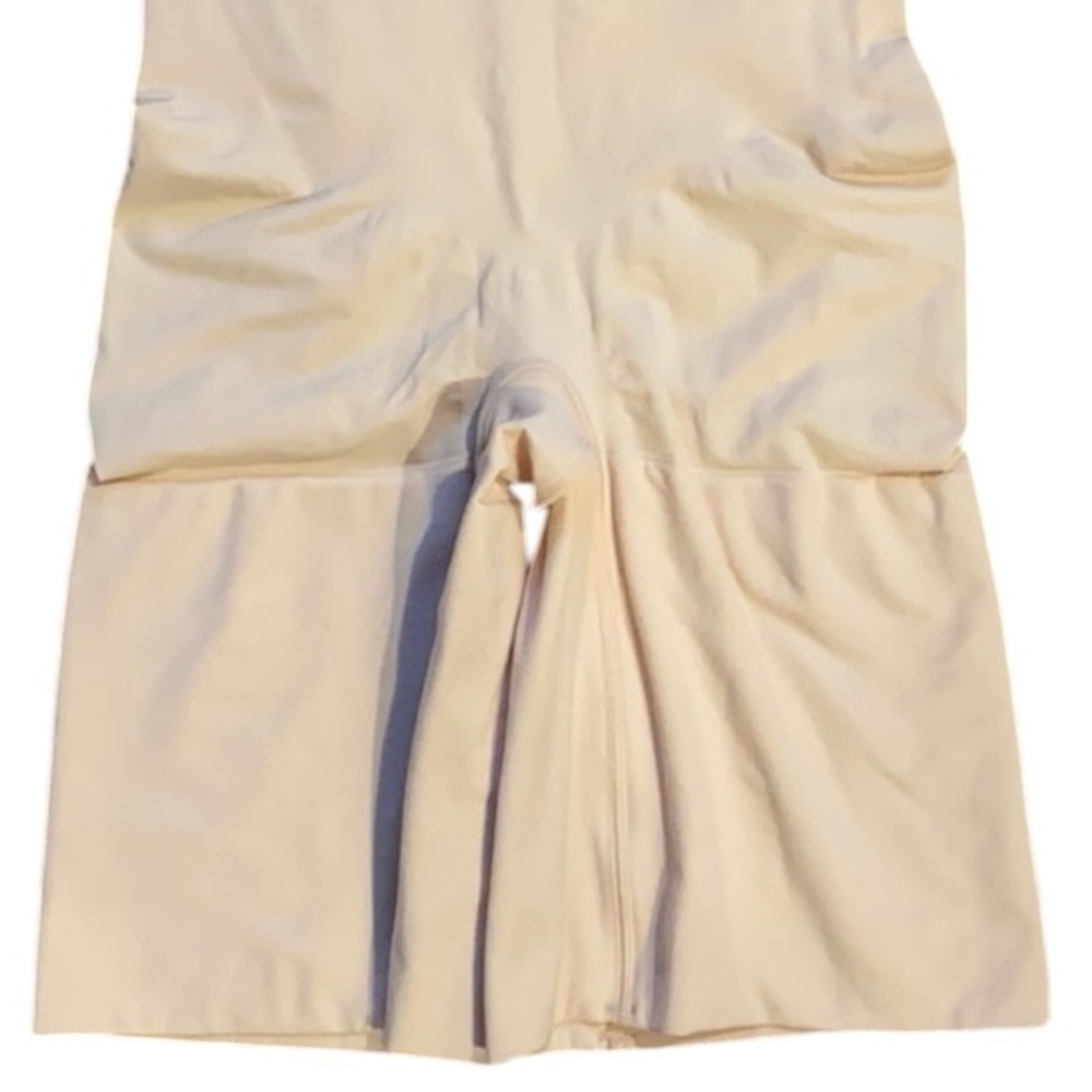 NWOT SPANX Higher Power Short - Picture 6 of 15